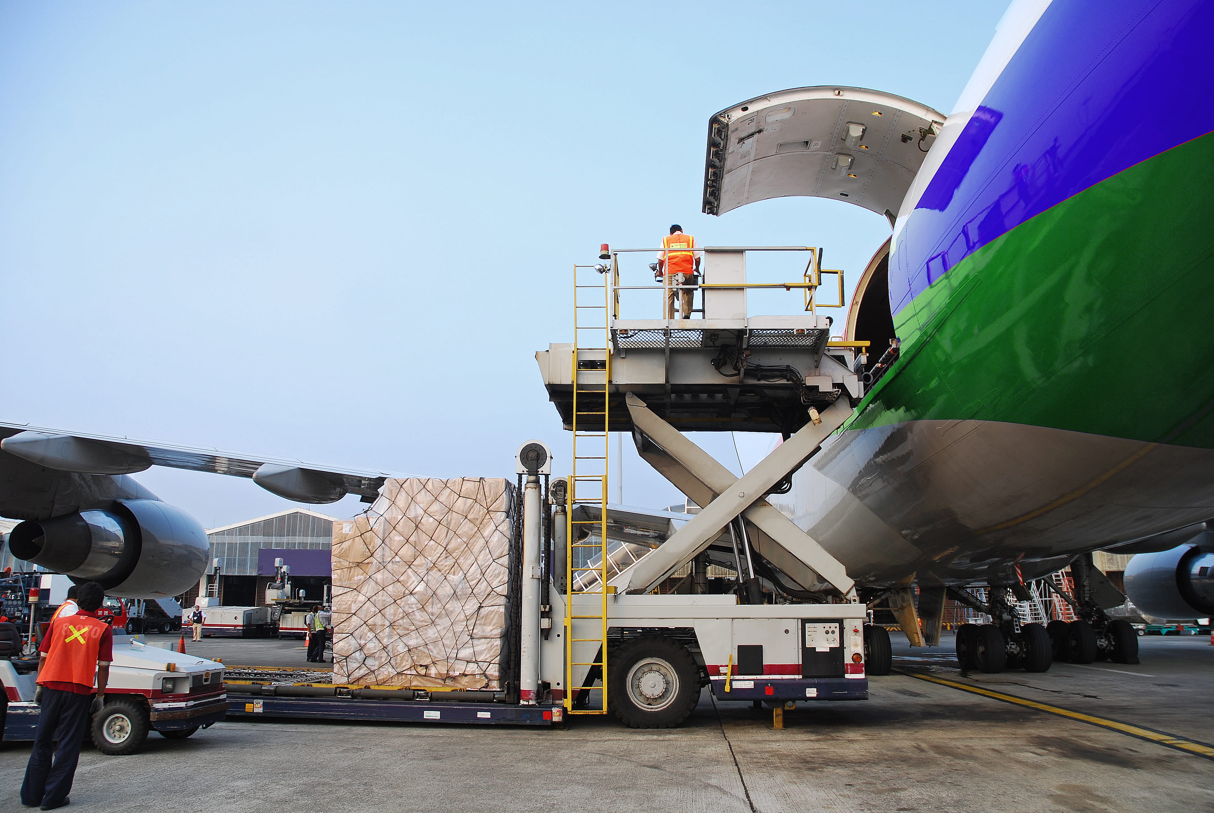 Cargo blir fraktet inn i lasterom på et fly